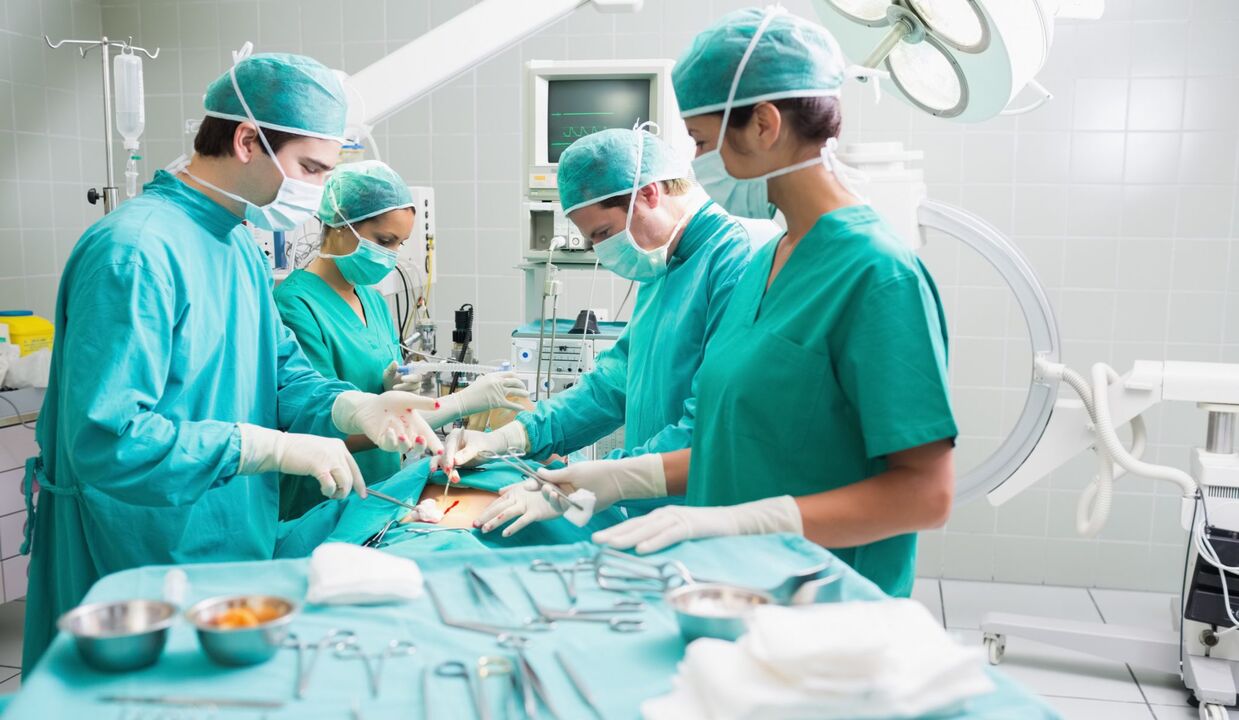 Chirurgii efectuează o operație pentru a mări penisul unui bărbat