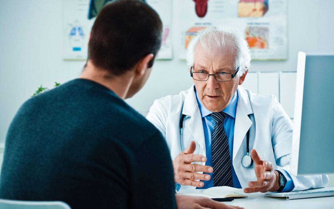 Un bărbat consultă un medic despre mărirea chirurgicală a penisului